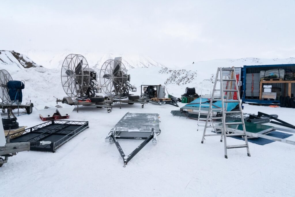 Des éoliennes et divers équipements étaient en place pour le tournage du film. Photo : Anja Charlotte M. Hansen/Svalbardposten.